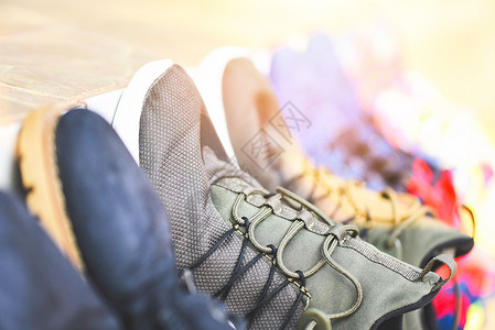 Sneakers站在一条线上销售二手鞋或洗干Canvas鞋干有选择的焦点背景图片