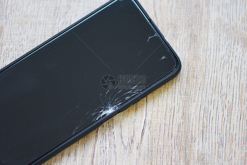 在修理车间概念中用智能手机破碎玻璃屏幕显示木本移动电话破碎屏幕等待改变胶片屏幕图片