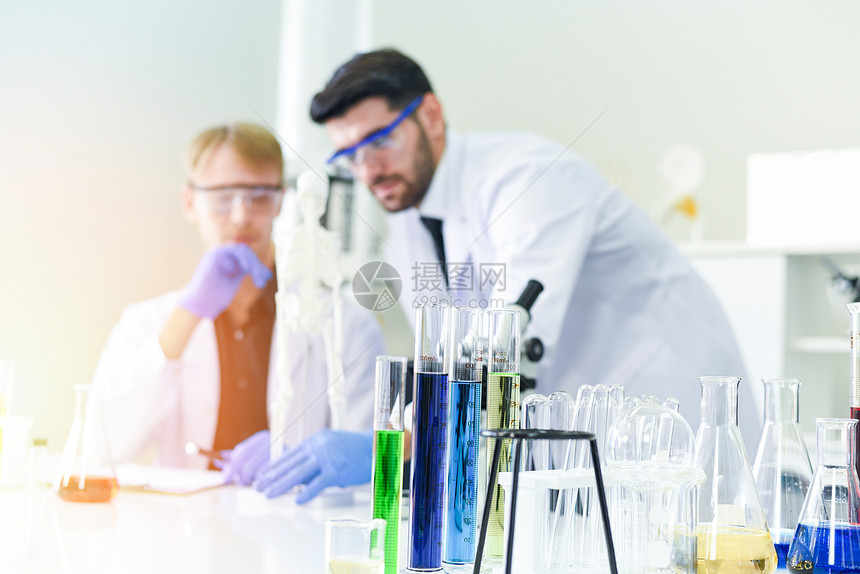 作为男科学家团队在现代实验室生物化学遗传实验室科家进行一些研究工作实验的男医生法微物学和测试管图片