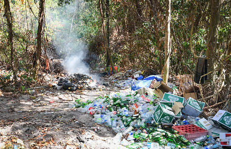 肤质管理泰国垃圾回收堆积塑料瓶和玻璃其质与焚化废物烧一样造成空气污染或等待回收废物管理概念污染背景