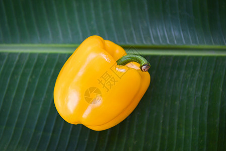 绿香蕉叶背景的黄椒新鲜甜辣图片