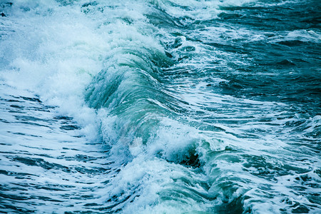 蓝海表面的波浪图片
