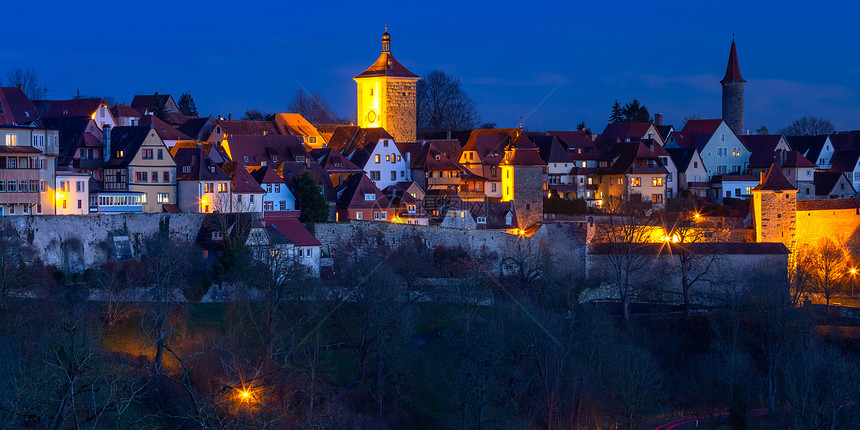 德国南部巴伐利亚州罗德堡市中古城屋顶塔楼和墙的夜空中全景图片