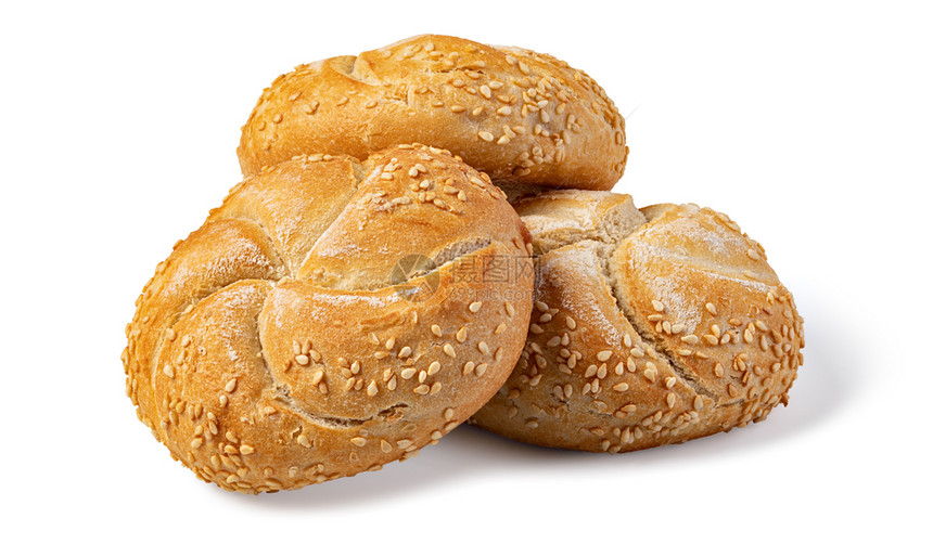 白背景上孤立的美味新鲜面包带芝麻种子的美味新鲜面包图片