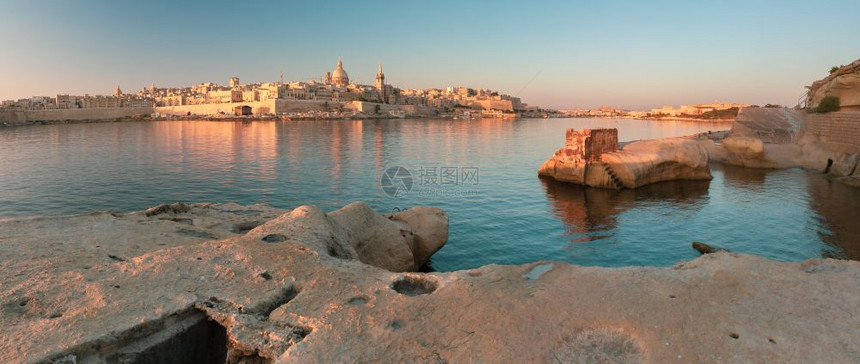 瓦莱塔全景与卡梅尔山圣母教堂和保罗尔斯柯的教堂从马耳他瓦莱塔的斯利马Sliema和马耳他瓦莱塔Valletta所见的日出时圣公会图片