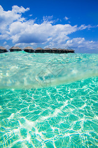 美丽的具有海滩热带马尔代夫岛背景图片