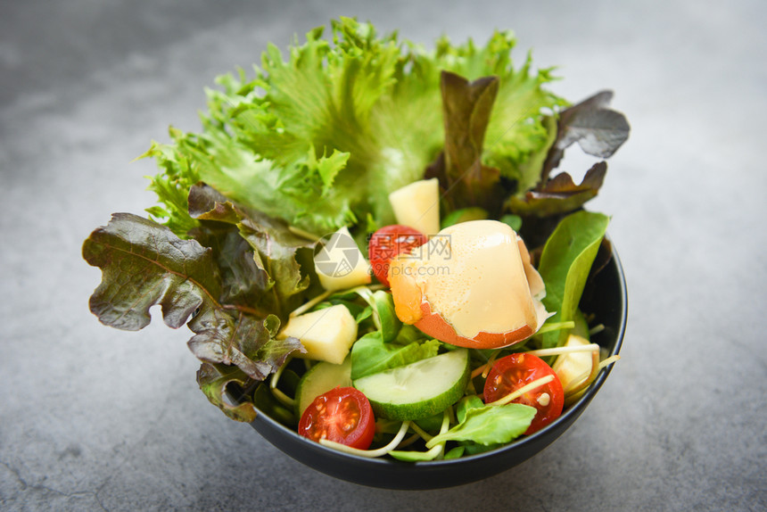 配鸡蛋沙拉的蔬菜配有水果和新鲜生菜碗上番茄黄瓜餐桌上吃健康食物的概念图片