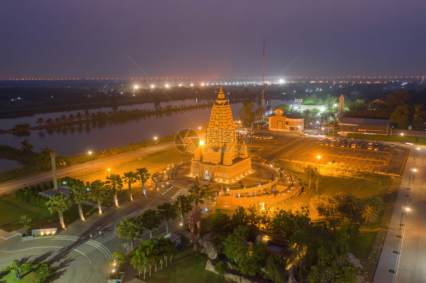 晚上对泰国巴伦萨谷市佛教寺庙WatPanyanantaram的空中观察图片