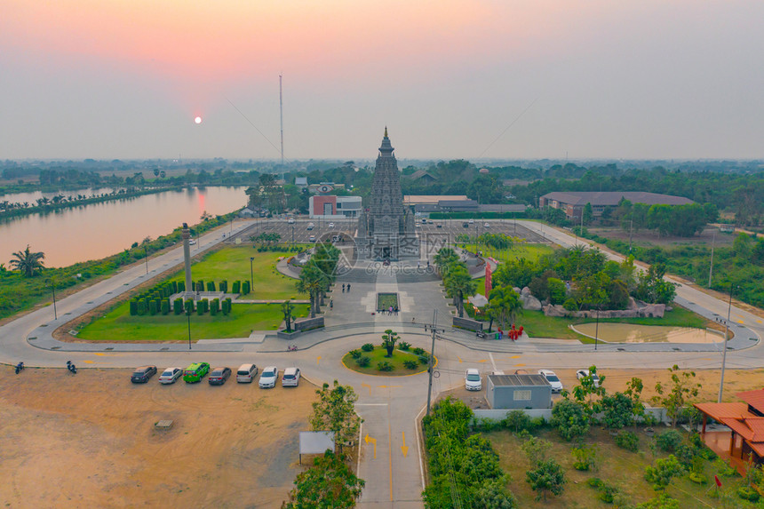 日落时泰国PathumThani市佛教寺庙WatPanyanantaram的空中景象图片