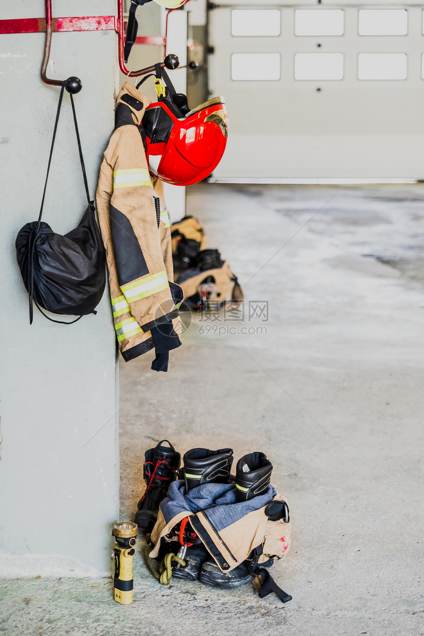 一名消防员准备在材料旁边采取行动安全灭火的工作服详情图片