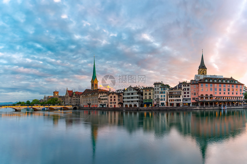 著名的Fraumunster和圣彼得教堂以及日出时在瑞士最大城市苏黎世老的Limmat河的全景瑞士最大城市苏黎世