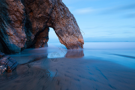 葡萄牙阿德拉加海滩岩石拱门的全景图片