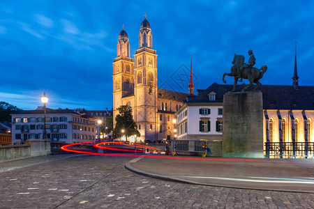 瑞士最大城市苏黎世老Limmat河边著名的Grossmunster教堂瑞士苏黎世Grossmunster教堂瑞士苏黎世黄昏高清图片素材