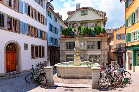 在瑞士阳光明媚的苏黎世老城瑞士最大的城市苏黎世图片