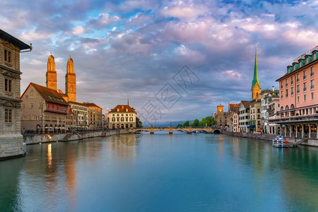著名的FraumunsterGrossmunster和Vasserkirche教堂沿Limmat河日出时在瑞士最大城市苏黎世老的风景高清图片素材