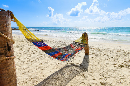 沙海浪水和岸景的滩吊床对美丽的热带风景海滩岛的展望泰国夏季沙滩度假休闲其海洋蓝天背景是背景图片
