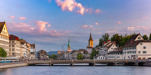 著名的Fraumunster和圣彼得教堂以及日出时在瑞士最大城市苏黎世老的Limmat河的全景瑞士最大城市苏黎世桥高清图片素材