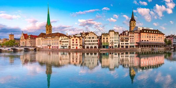 著名的Fraumunster和圣彼得教堂以及日出时在瑞士最大城市苏黎世老的Limmat河的全景瑞士最大城市苏黎世纪念碑高清图片素材