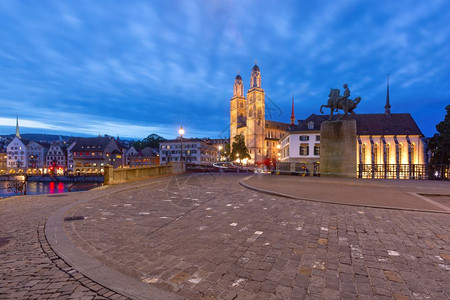 瑞士最大城市苏黎世老Limmat河边著名的Grossmunster教堂瑞士苏黎世Grossmunster教堂瑞士苏黎世桥高清图片素材