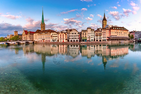 著名的Fraumunster圣彼得教堂和Limmat河瑞士最大的城市苏黎世旧日出时的全景瑞士最大的城市苏黎世风景高清图片素材