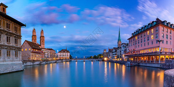 著名的FraumunsterGrossmunster和Vasserkirche教堂在瑞士最大城市苏黎世老Limmat河日落时沿L欧洲的高清图片素材