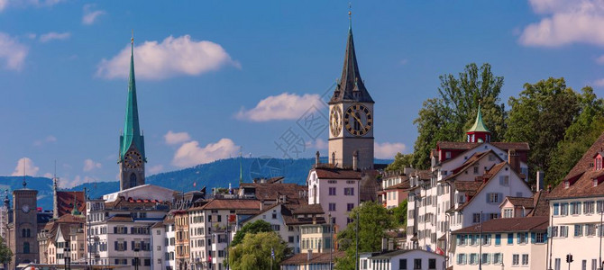 圣彼得教堂和著名的Fraumunster房屋沿瑞士最大城市苏黎世老的Limmat河沿岸的Limmat河边瑞士最大城市苏黎世瑞士人高清图片素材