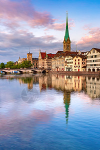 著名的Fraumunster教堂在瑞士最大的城市苏黎世老的粉红日出时在Limmat河的Limmat河上进行反射苏黎世瑞士最大的城欧洲的高清图片素材