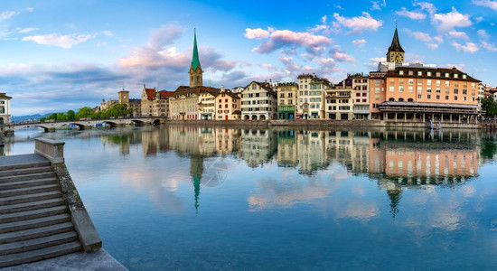 著名的Fraumunster圣彼得教堂和Limmat河瑞士最大的城市苏黎世旧日出时的全景瑞士最大的城市苏黎世河岸高清图片素材