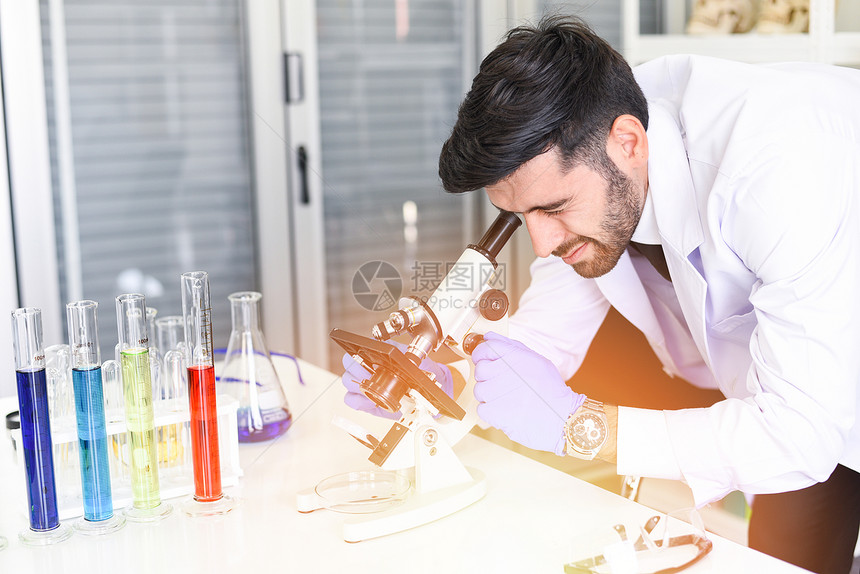 实验室生物化学遗传男科家或实验室生物化学遗传博士法医微生物学和测试管科家研究合作进行实验和在现代室看显微镜图片