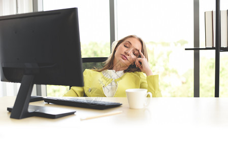 商业妇女因办公室头痛感到生病而累困难高清图片素材