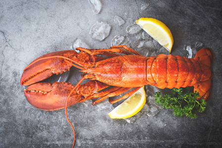 红龙虾晚餐海鲜菜配有香草料柠檬和冰在餐厅桌和冰健康食品美煮的龙虾图片