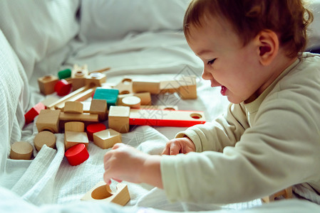 婴儿有乐趣选择木制立方体与他们一起玩耍并发展他们的空间感官joaquincorbalancom背景图片