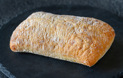 Ciabatatta石板上的意大利白面包图片