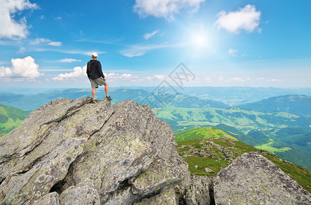 人类在山顶上情感场景图片