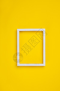 黄色背景的白旧框文本空间垂直构成背景图片