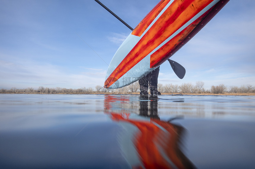 在科罗拉多州一个平静的湖上划桨后从动作相机的低角度看起架板图片