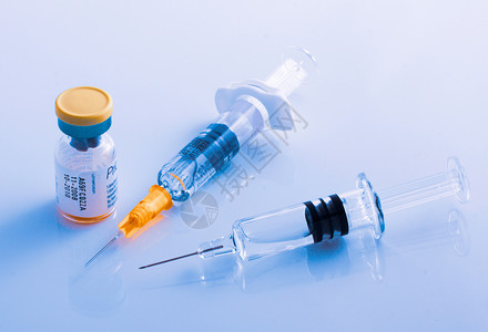 保加利亚Burgas-201年9月7日:季节性流感疫苗,密封小瓶和一次性塑料注射器溶液。背景图片