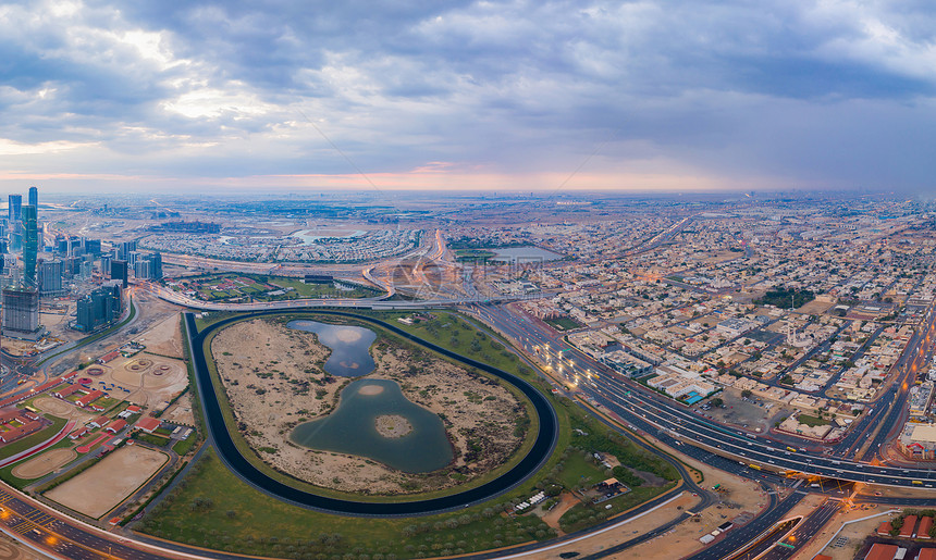 迪拜市中心天线阿拉伯联合酋长国城市或阿联酋公寓和住宅区的空中景象日落时的建筑物景观背图片