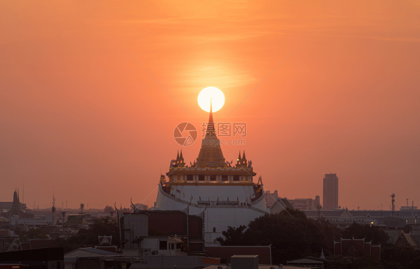 金山塔一个佛教寺庙或WatSaket太阳照耀曼谷市中心城日落天空泰国建筑景观背图片