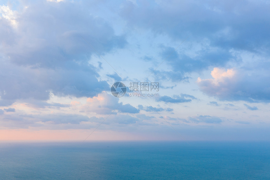 暑假旅行期间夏季的蓝色绿宝石海水迪拜阿联酋旅游景点蓝云天空自然景观背图片