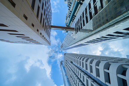寻找高楼办公摩天大有蓝色空的金融区建筑阿联酋迪拜市中心城商业和技术概念背景智能城市背景图片