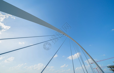 容忍桥建筑结构与湖泊或河流迪拜下城天线阿拉伯联合酋长国或阿拉伯联合酋长国金融区和城市中蓝天背景的商业区背景