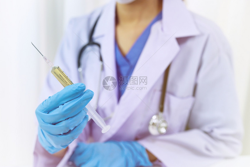 根据新冠共生19感染药物和概念手持注射器和疫苗治疗图片