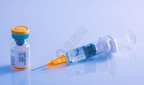 保加利亚Burgas-201年9月7日:季节性流感疫苗,密封小瓶和一次性塑料注射器溶液。背景图片