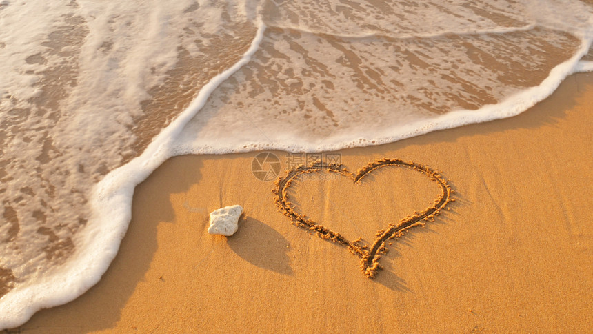 海滨滩上的心脏符号浪漫的成分图片