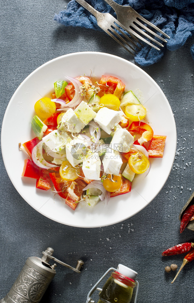 白色盘子上的希腊沙拉与feta的沙拉图片