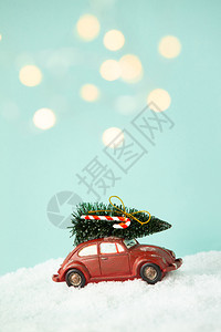 红玩具车有圣诞树红玩具底蓝色有圣诞节灯光新年贺卡假日概念图片