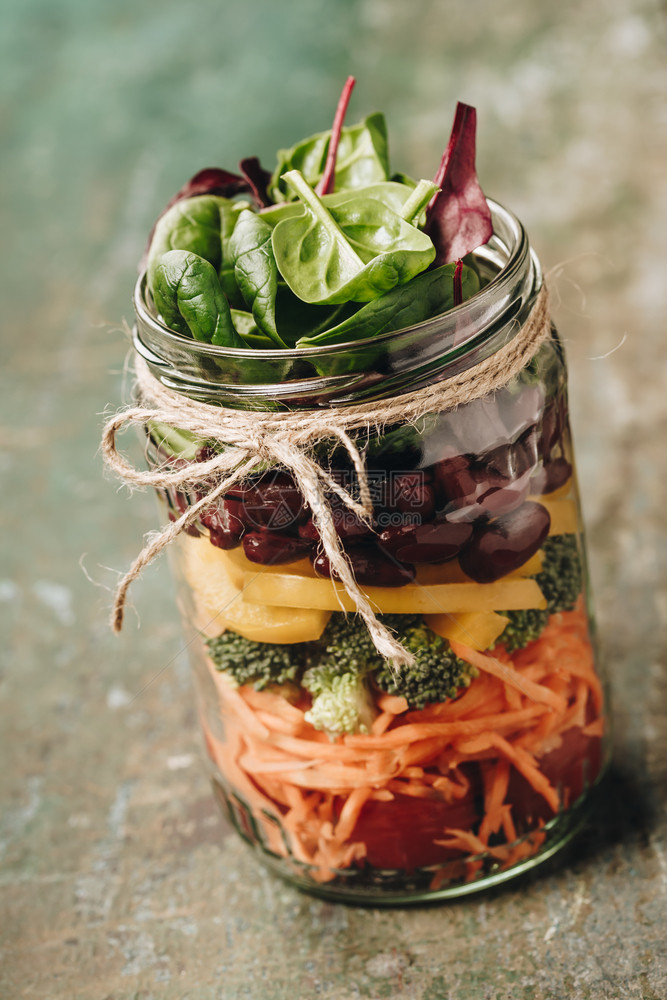 健康自制梅森贾萨拉德与豆类和蔬菜健康食物饮脱毒清洁饮食或蔬菜概念图片