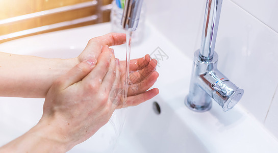 近距离在浴室里洗手预防流感或冠状腺炎图片