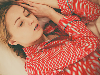 圆点矢量图睡梦中溺水的女孩穿着红色圆点睡衣的女青年躺在床上做梦背景